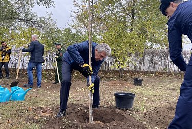 Депутаты вышли на субботник